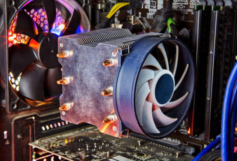 Disipador de CPU de gran tamaño instalado