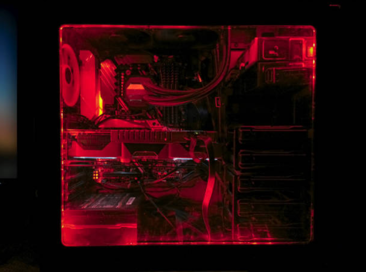 Componentes de PC sobre una mesa